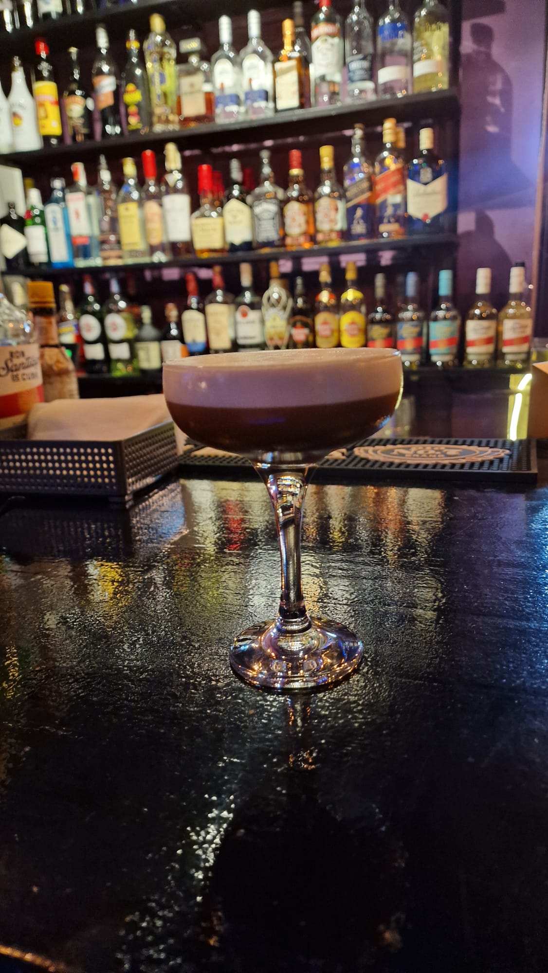 Cóctel en copa sobre la barra