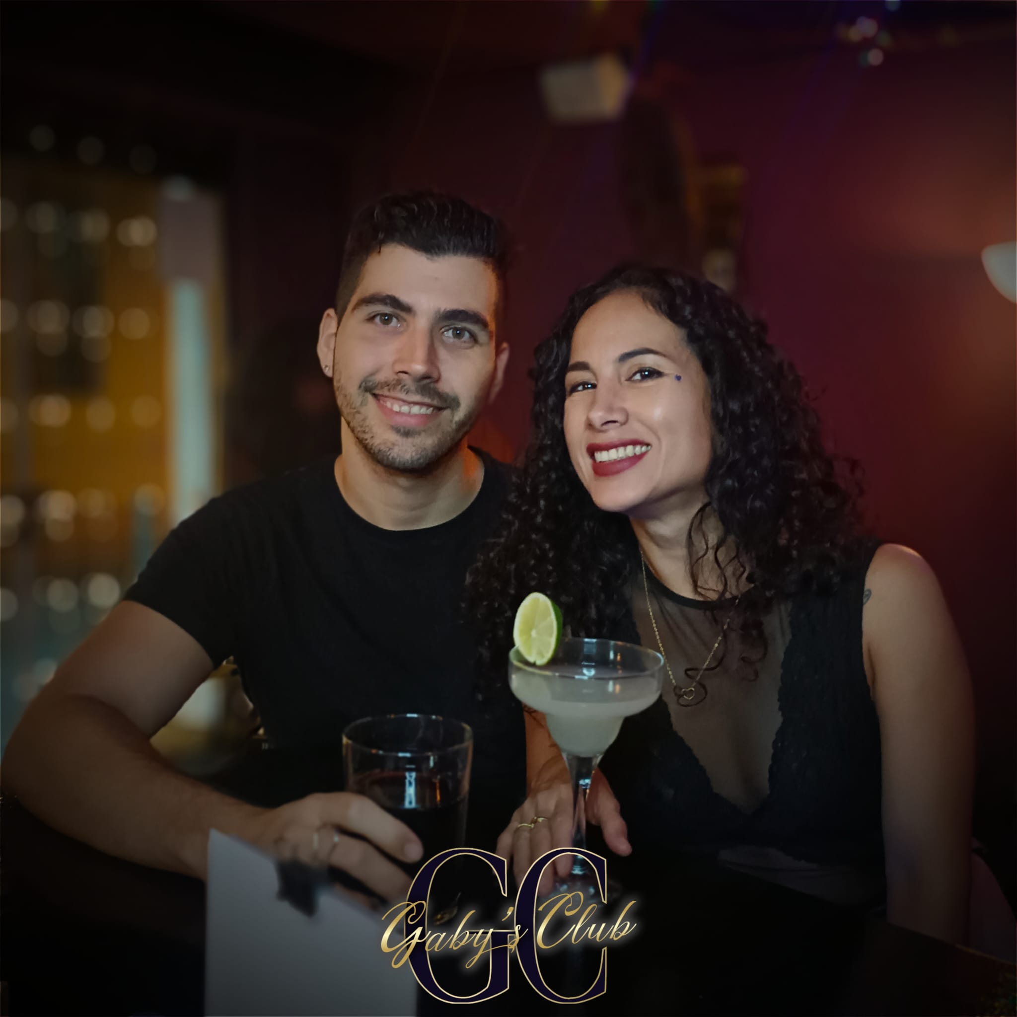 Pareja celebrando con un cóctel