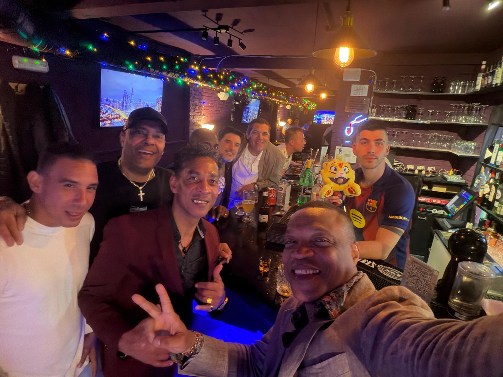 Amigos celebrando en Gaby's Club
