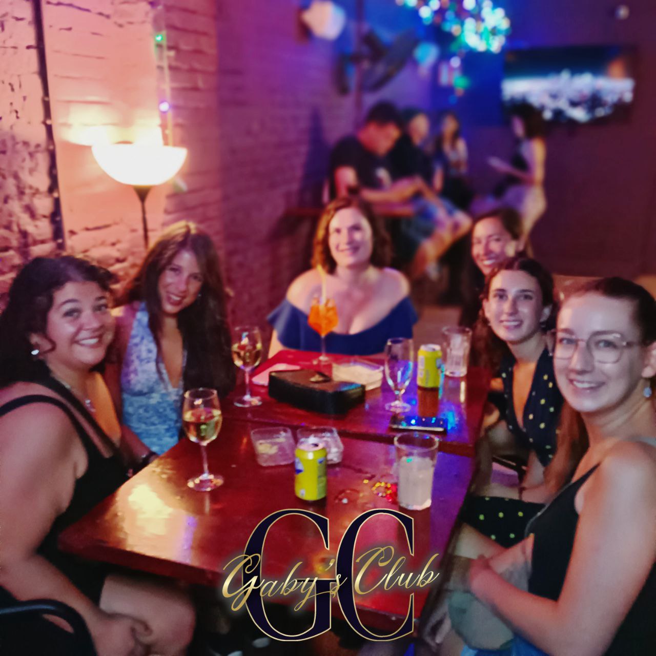 Grupo de amigas celebrando en una mesa de Gaby's Club