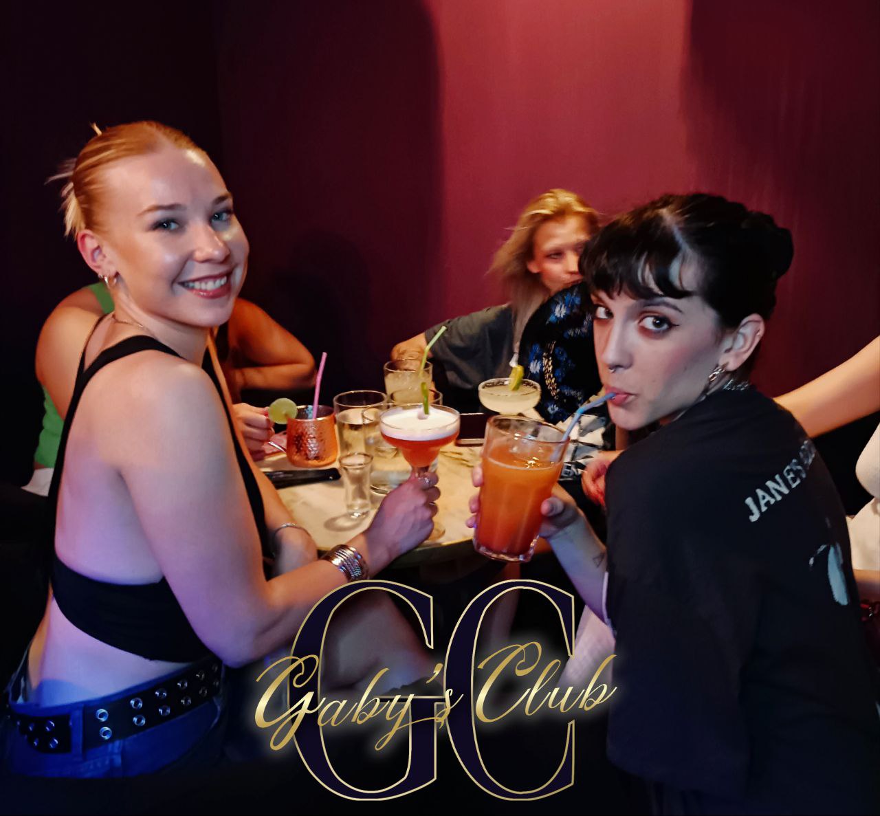 Dos amigas brindando con cócteles en una despedida en Gaby's Club