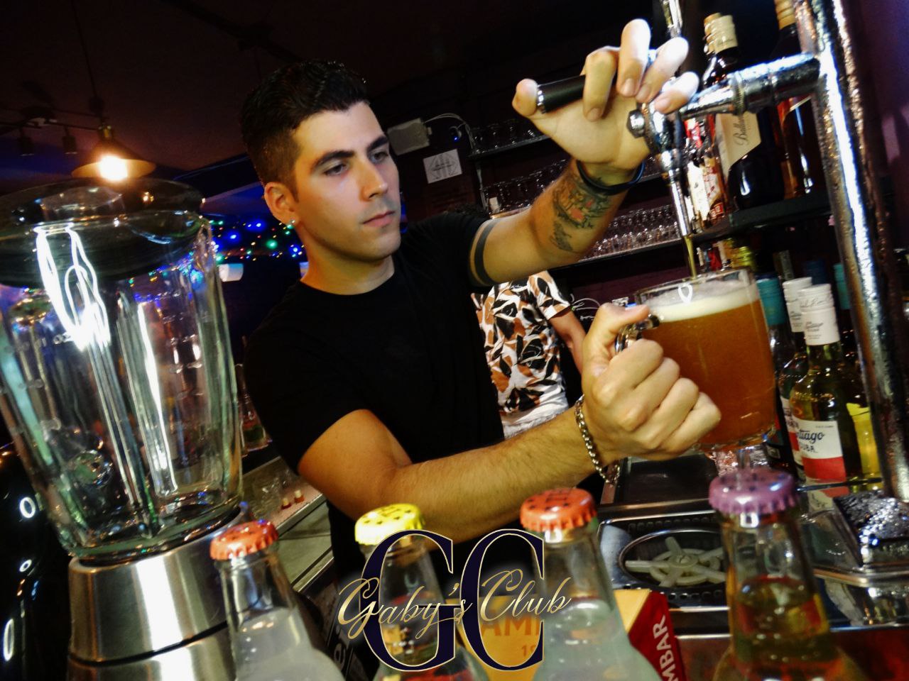 Tirando una cerveza de barril en Gaby's Club