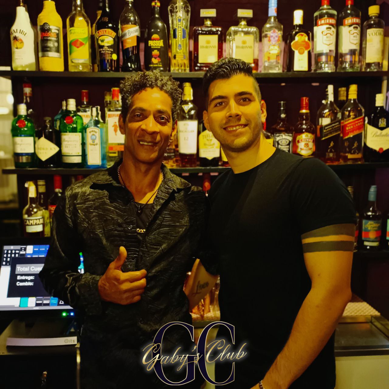 El equipo de Gaby's Club tras la barra