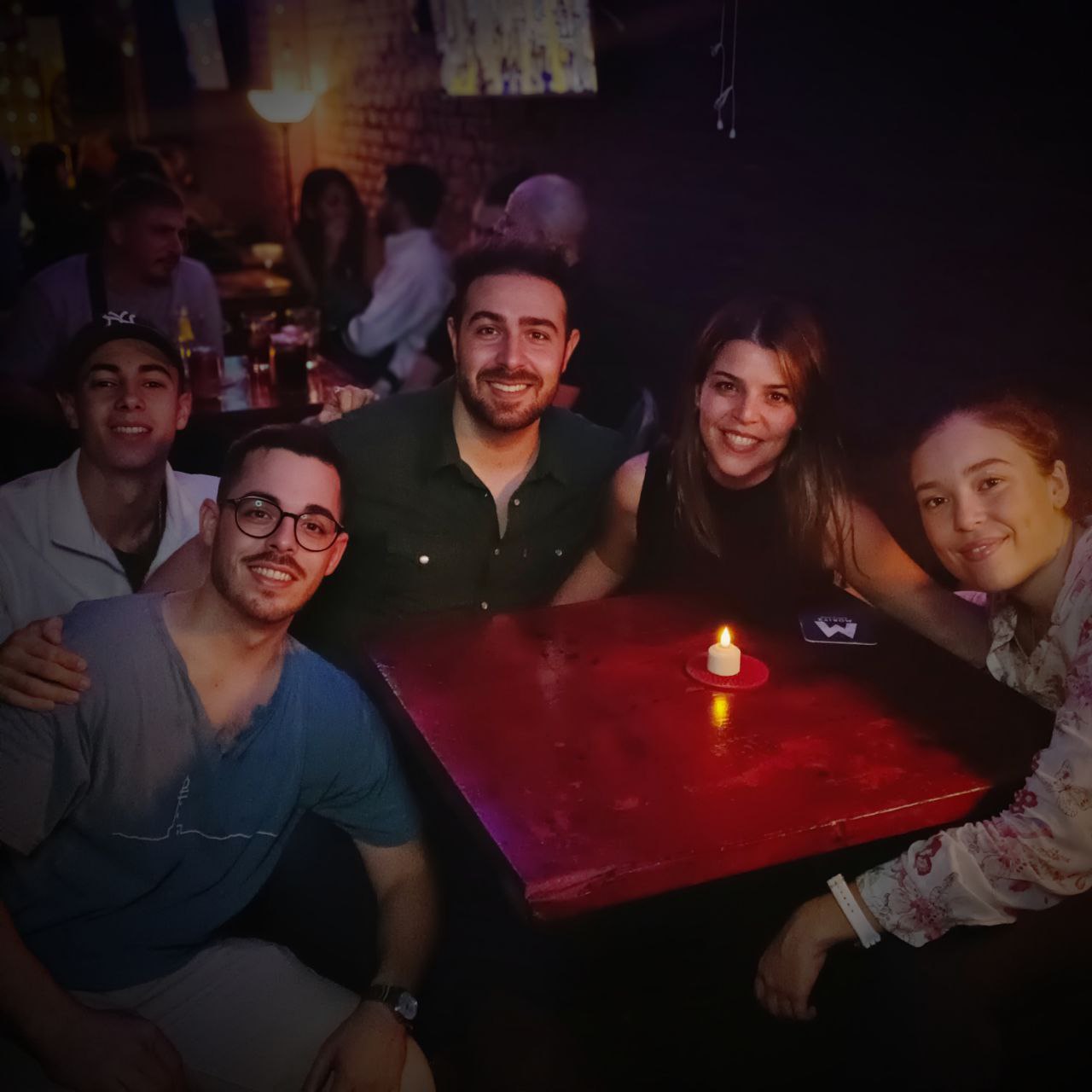 Grupo de amigos en una mesa