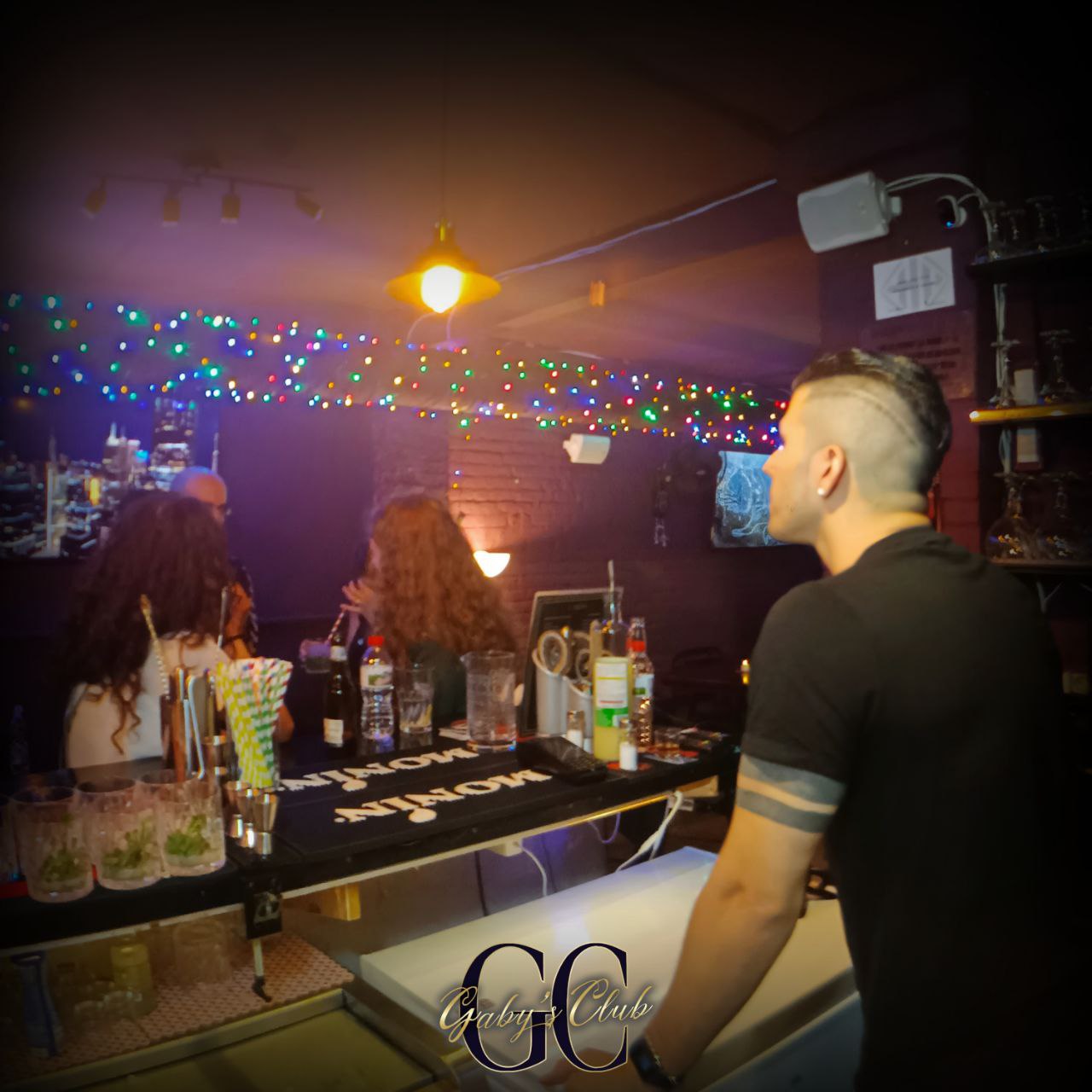 Bartender preparando cócteles en Gaby's Club